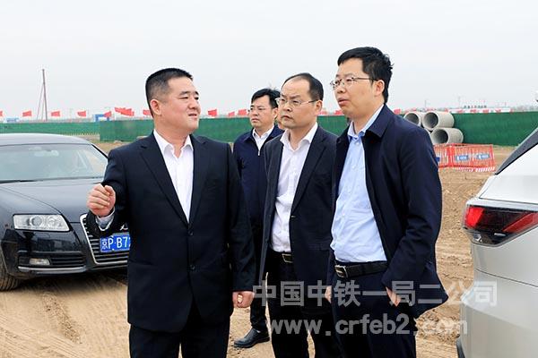 李祥冬在现场与付锋涛汇报进场情况——王利 摄 李祥冬在现场与付锋涛汇报进场情况——王利 摄